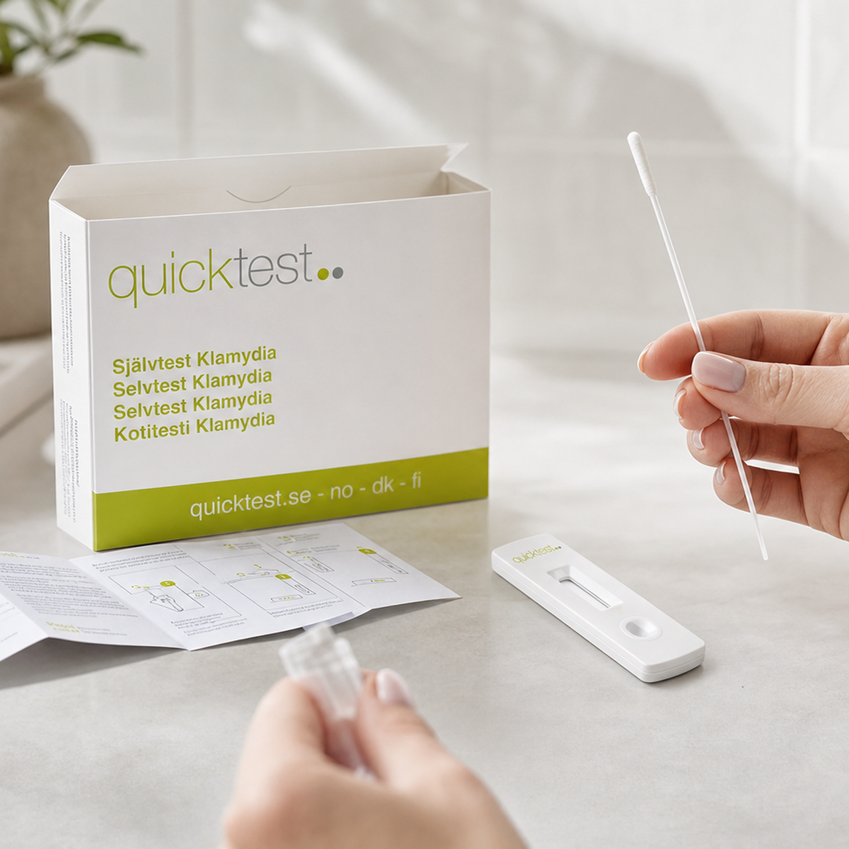 Klamydia-selvtest med bomullspinne og Quicktest-emballasje