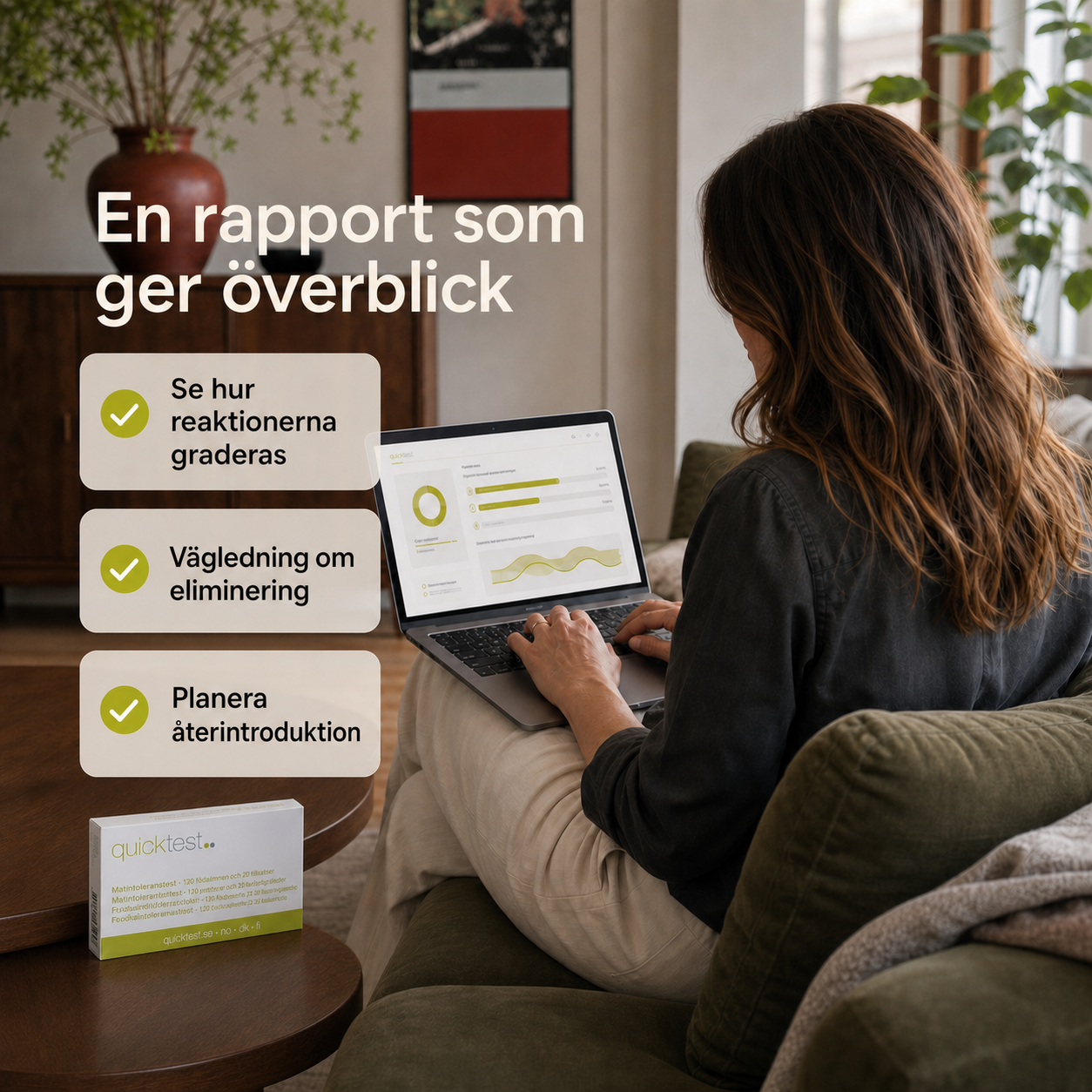 Kvinna som läser sin digitala resultatrapport hemma